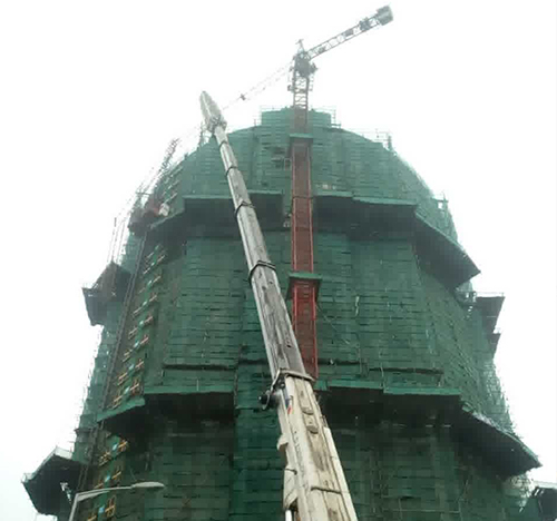 丰泽吊车在工地上作业
